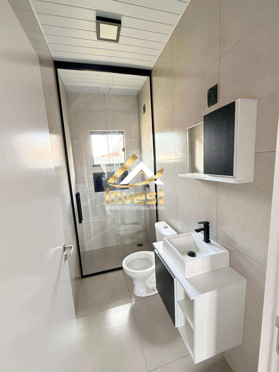  - Casa com 2 Quartos, Fachada com Pedra Ferro e Cômodos Amplos – Conforto e Estilo!