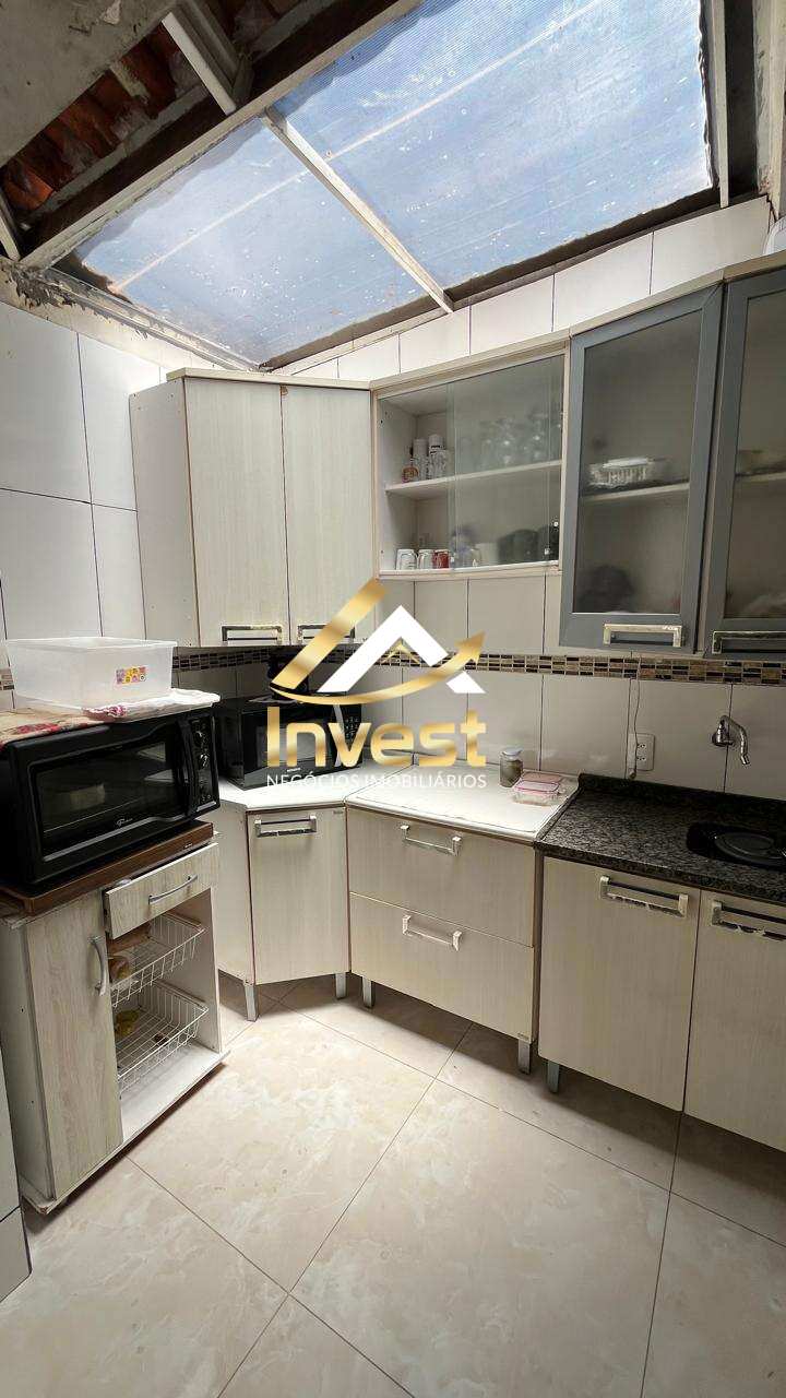  - Casa em condomínio fechado com amplo coberto nos fundos - Garagem para 2 carros