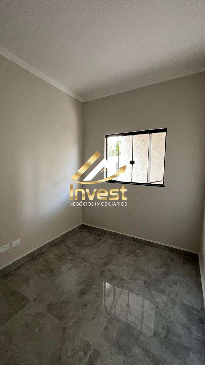  - Segurança e Espaço: Casa de 3 Quartos com Suíte e 2 Vagas de Garagem e muito espaço de terreno.